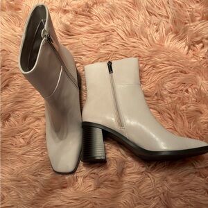 Never worn Bandolino boots